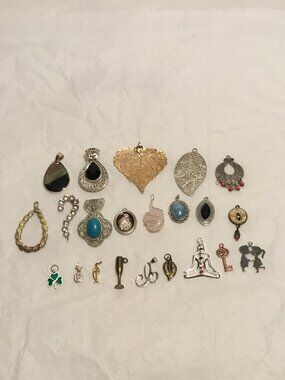 Very nice lot of 22 pendants for necklaces